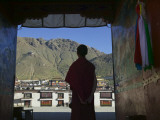 Monk Silhouetted in Doorway, Tashilhunpo Monastery Photographie par Keren Su