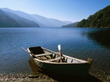 Dinghy on Beach at Lago Curruhue, Lake District Photographie par Grant Dixon