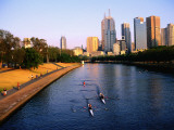 Rowers on Yarra River with City Skyscrapers in Background Impressão fotográfica por Glenn Van Der Knijff Rowers on Yarra River with City Skyscrapers in Background Impressão fotográfica por Glenn Van Der Knijff