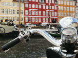 Reflections on Vespa of Colorful Facades and Street Cafes of Christianshavn Lámina fotográfica por Christian Aslund Reflections on Vespa of Colorful Facades and Street Cafes of Christianshavn Lámina fotográfica por Christian Aslund