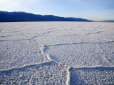 Encrusted Salt Flats at Badwater Basin Lámina fotográfica por Feargus Cooney Encrusted Salt Flats at Badwater Basin Lámina fotográfica por Feargus Cooney