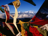 Garry Weare - Buddhist Prayer Flags Framing Kangchenjunga Peak (8586M), Singali Ridge - Fotografik Baskı Garry Weare - Buddhist Prayer Flags Framing Kangchenjunga Peak (8586M), Singali Ridge - Fotografik Baskı
