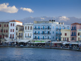Hania Harbour with White Mountains Behind Photographie par Gareth McCormack