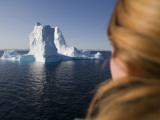 Woman Looking at Iceberg from Ilulissat Kangerlua Icefjord Photographie par Holger Leue