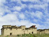 Tibetan Village Between Dingqing and Baqing, East Himalaya Photographie par Keren Su