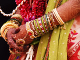 Bejewelled Bride with Henna Hands at Mumbai Wedding Fotografie-Druck von Gerard Walker