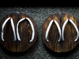 Traditional Wooden Thongs Outside a Kaiseki Restaurant Photographie par Greg Elms
