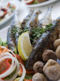 Grilled Sardines with Potatoes and Salad at Restaurant Photographie par Holger Leue