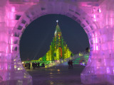 Illuminated Spaceship Ice Sculpture Framed by Arch at Ice Festival Photographie par Keren Su