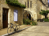 Racing Bike Parked in Street of Village of Daglan Impressão fotográfica por Barbara Van Zanten