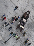 Overhead of Tourists Posing for Photos Beside Fiaker Horse Drawn Carriage Lámina fotográfica por Krzysztof Dydynski