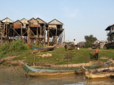 Stilted Houses in Village on Tonle Sap Lake Photographie par Ariadne Van Zandbergen