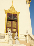 Kneeling Statues (Mondapa of Satra and Tripitaka) at Royal Palace Photographie par Ariadne Van Zandbergen