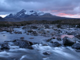 Sligachan River Flowing Down from Glen Below the Black Cuillin Range in Winter Lámina fotográfica por Feargus Cooney Sligachan River Flowing Down from Glen Below the Black Cuillin Range in Winter Lámina fotográfica por Feargus Cooney