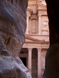 Al Kazneh (The Treasury) from Siq Photographie par Simon Foale