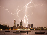 Lightning Storm over Perth Skyline from Matilda Bay Photographie par Orien Harvey