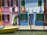 Boats and Colourful Houses Along Canal Fotografie-Druck von Rachel Lewis