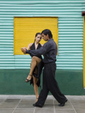 Pair of Tango Dancers Performing on Streets of La Boca Photographie par Brent Winebrenner