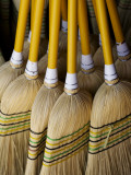 Brooms Made in Traditional Way from Millet, Tumut Broom Factory Lámina fotográfica por Oliver Strewe
