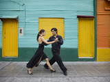 Pair of Tango Dancers Performing on Streets of La Boca Fotografie-Druck von Brent Winebrenner