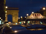 Taxi on Champs Elysees at Dusk Photographie par Will Salter