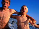 Young Guys from Queensland Enjoy a Cooling Down Swim Photographie par Oliver Strewe