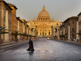 Nun Crossing Road in Front of St. Peter's Basilica Impressão fotográfica por Will Salter Nun Crossing Road in Front of St. Peter's Basilica Impressão fotográfica por Will Salter
