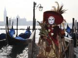 Masked Person in Costume by Gondolas Near St. Mark's Square Fotografie-Druck von Ruth Eastham & Max Paoli