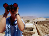 Man with Binoculars at an Archeological Dig Fotografisk tryk af Lou Jones Man with Binoculars at an Archeological Dig Fotografisk tryk af Lou Jones