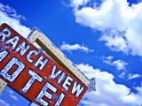 Weather-Beaten Sign of Roadside Hotel Lámina fotográfica por Ray Laskowitz Weather-Beaten Sign of Roadside Hotel Lámina fotográfica por Ray Laskowitz