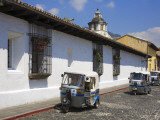 Three-Wheeled Motorised Rickshaw Taxis Lámina fotográfica por Richard Cummins