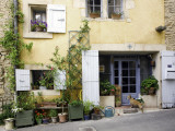 Village House in the Luberon Village of Goult, with Brown Dog Waiting at the Doo Photographie par Barbara Van Zanten