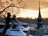 Snow-Covered Rooftops and Tower of Johann Am Imberg with Ridge of Monchsberg Photographie par Richard Nebesky