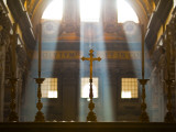 Crosses on Altar in St Peter's Basilica Fotografisk tryk af Richard l'Anson