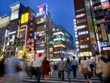 Busy Pedestrian Crossing at Dusk on Yasukuni-Dori, Shinjuku District Fotografie-Druck von Rachel Lewis