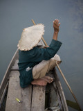 Local Man in Traditional Vietnamese Hat Fotografisk trykk av Tony Burns Local Man in Traditional Vietnamese Hat Fotografisk trykk av Tony Burns