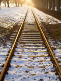 Train Tracks in Snow in Winter Fotografie-Druck von Richard l'Anson