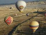 Hot-Air Balloons Ride over Cappadocia Lámina fotográfica por Seong Joon Cho