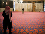 Man Praying Inside King Abdullah Mosque Photographie par Brian Cruickshank
