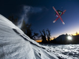 Skier Jumping and Grabbing His Skis at Mout Bachelor Photographie par Tyler Roemer