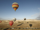 Hot-Air Balloons Ride over Cappadocia Lámina fotográfica por Seong Joon Cho