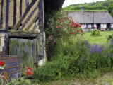 Thatched, Half-Timbered Cottages and Overgrown Gardens in the Marais Vernier Region Photographie par Barbara Van Zanten