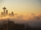 Morning Fog around Skyline with Sihouette of Space Needle and City Buildings Fotografie-Druck von Aaron McCoy