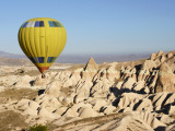 Balloon Ride over Lunar Landscape Lámina fotográfica por Shania Shegedyn