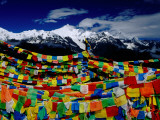 Meilixueshan (Also known as Meili Xueshan) Mountain Range and Buddhist Prayer Flags Fotografie-Druck von Richard l'Anson