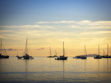 Boats in Airlie Bay at Dawn Fotografisk trykk av Tim Barker Boats in Airlie Bay at Dawn Fotografisk trykk av Tim Barker