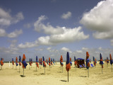 Red and Blue Beach Umbrellas on Deauville Beach Fotografisk tryk af Barbara Van Zanten Red and Blue Beach Umbrellas on Deauville Beach Fotografisk tryk af Barbara Van Zanten