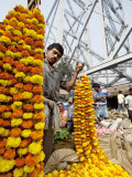 Strung Marigolds for Sale Photographie par April Maciborka