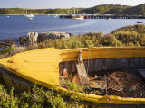 Old Boat on Shore of Currie Harbour Fotografisk trykk av Andrew Bain Old Boat on Shore of Currie Harbour Fotografisk trykk av Andrew Bain