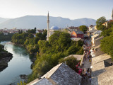 People on Kujundziluk in Old Town, Koski Mehmed Pasa Mosque and Neretva River Fotografiskt tryck av Richard l'Anson People on Kujundziluk in Old Town, Koski Mehmed Pasa Mosque and Neretva River Fotografiskt tryck av Richard l'Anson